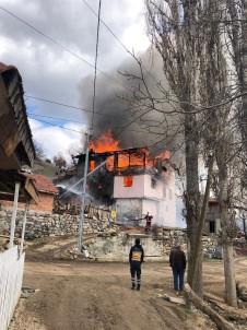 Kızılcahamam'da Ahşap Ev Alev Alev Yandı