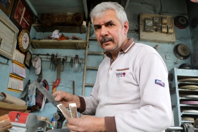 Türkiye'de Birkaç Ustadan Biri, Yaptığı Bıçaklar Çiviyi Kesebiliyor