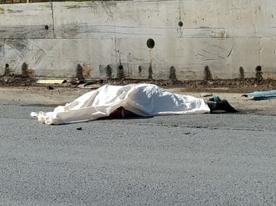 Arnavutköy'de Freni Boşalan Kamyondan Atlayan Şoför, Feci Şekilde Hayatını Kaybetti