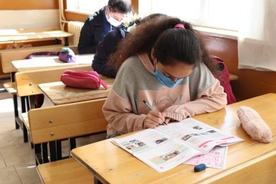 Bozova'da Öğrenciler Belediyenin Deneme Sınavına Girdi