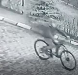 Hırsızın Bisikletini Çaldığı Görüntüleri İzleyen Genç Açıklaması 'İlla Alacağım Demiş' Haberi