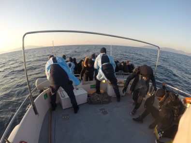 İzmir Açıklarında 76 Düzensiz Göçmen Kurtarıldı