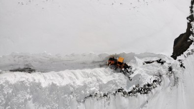 Kar Kalınlığının 6 Metreyi Bulduğu Dağlar Kar Kaplanlarıyla Aşılıyor