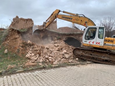 Nevşehir'de Metruk Binalar Yıkılıyor