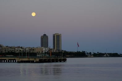 'Süper Ay'ın Batışı Kartpostallık Görüntüler Oluşturdu