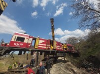 Susurluk'ta Meydana Gelen Tren Kazasında Devrilen Lokomotifler Kaldırıldı Haberi