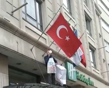(Özel) İstanbul'un Göbeğinde İlginç Olay Açıklaması Otel Girişine Tırmanıp Megafonla Etrafa Seslendi