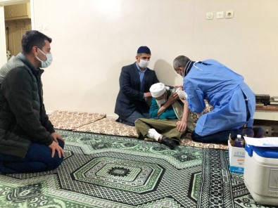 Adıyaman'ın Önemli Kanaat Önderi Seyda Hoca Aşı Oldu
