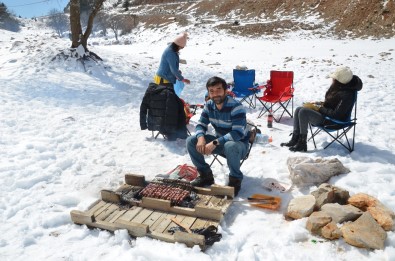 Antalya'da Kardan Adam Ve Kar Üzerinde Mangal Keyfi