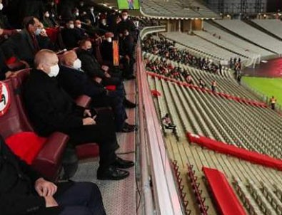 Letonya maçında Millileri yalnız bırakmadı!