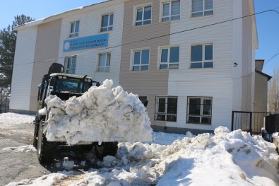 Bitlis'te Okul Bahçeleri Kardan Temizleniyor