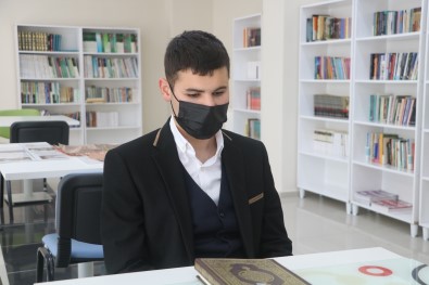 Görme Engelli Halit Azmiyle Takdir Toplarken Hafızasıyla Şaşırtıyor