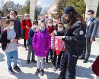Hisarcık'ta Minik Öğrencilere Kırmızı Düdük