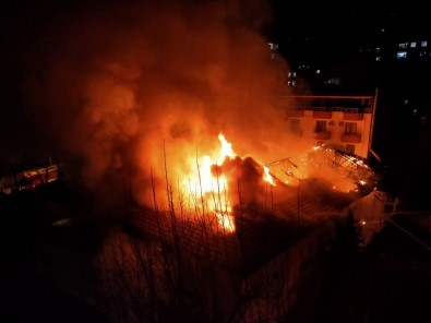 Kahramanmaraş'ta Ordu Evinde Çıkan Yangın Söndürüldü