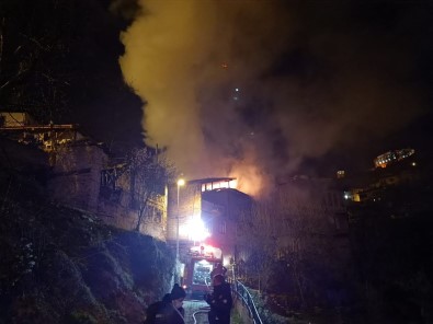 Karabük'de İki Katlı Ahşap Evde Çıkan Yangın Tarihi Evlere Sıçramadan Söndürüldü