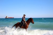 Kovboy Şapkasını Takıp Antalya Sokaklarında At Koşturuyor, Gören Bir Daha Bakıyor Haberi