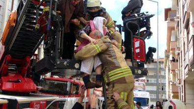 Maltepe'de Korku Dolu Anlar, Yangında Mahsur Kalanları İtfaiye Kurtardı