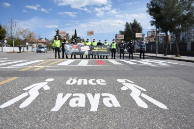 Siverek'te, Yaya Geçitlerinde Öğrencilerle 'Kırmızı Çizgi' Etkinliği
