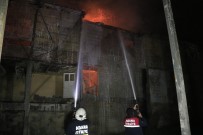 Tarihi Evlerin Yanındaki Ahşap Binada Çıkan Yangın Korkuttu