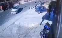 Motosiklet Sürücüsünün Ölümden Döndüğü Feci Kaza Kamerada