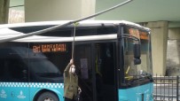 (Özel) Şişli'de Yola Düşen Elektrik Kablosuna Kepçeli, Otobüse Fırçalı Çözüm Kamerada Haberi