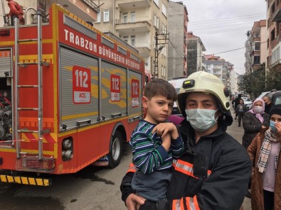 Trabzon'da Çıkan Yangında İtfaiye Ekipleri 3 Çocuk Ve 2 Kadını Son Anda Kurtardı