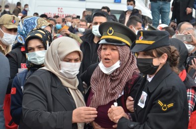 Oğlunun Şapkası İle Törene Gelen Anne Elif Yılmaz Açıklaması 'Dimdik Ayaktayım'