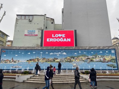 Pendik'te 'Love Erdoğan' Görseli LED Ekranlara Yansıtıldı