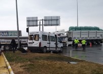 Tarım İşçilerini Taşıyan Minibüs İle Tır Çarpıştı Açıklaması 8 Yaralı