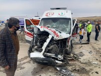 Yaralıları Taşıyan Ambulans, Beton Mikserine Çaptı Açıklaması 3'Ü Sağlıkçı 5 Yaralı
