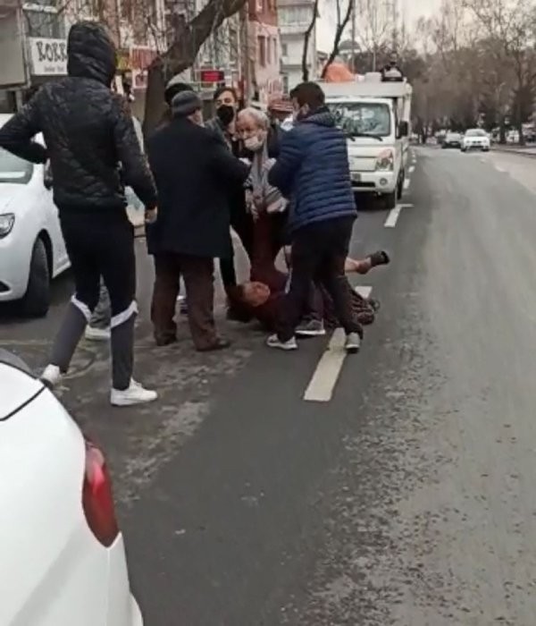 Samsun'dan sonra bir utanç görüntüsü daha! Gözü dönmüş adam, eşini sokak ortasında darbetti!