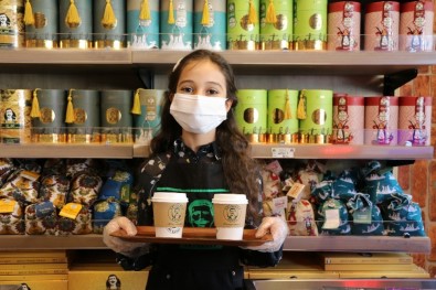 11 Yaşındaki Kız Çocuğu Kahve Yapıyor, Servis Yapıyor, Kasada Hesap Alıyor