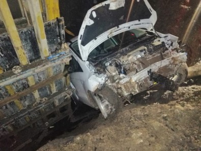 Artvin'de Otomobil Duvara Çarptı Açıklaması 2 Yaralı