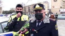 Azerbaycan'da Trafik Polislerinden Kadın Şoförlere 8 Mart Sürprizi
