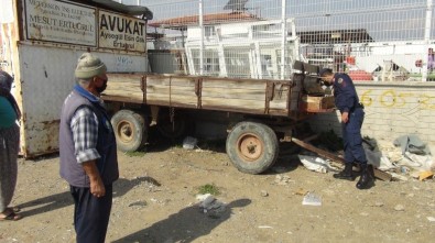 Babasından Emanet Aldığı Traktörün Römorkunu Hurdacıya Sattı