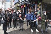 Başkan Geylani, Kadınlar Günü'nde Karanfil Dağıttı