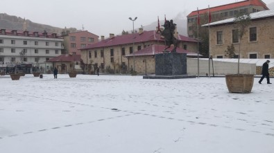 Bayburt Ve Erzincan'ın Yüksek Kesimlerinde Kar Yağışı Etkili Oldu