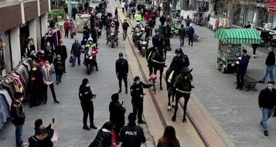 Bursa'da Kadın Polisler 8 Mart Dünya Kadınlar Gününü Karanfil Dağıtarak Kutladı