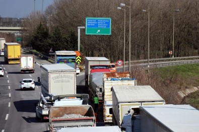 Devrilen Tır TEM Bağlantı Yolunu Trafiğe Kapattı Açıklaması 1 Yaralı