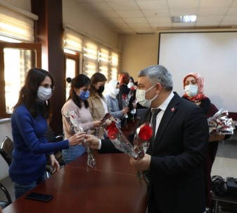 Dilovası Belediyesi'nden Kadın Personellere Maaş İkramiyesi