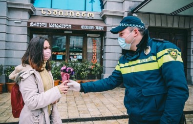Gürcistan'da Polis Kadın Sürücülere Çiçek Dağıttı