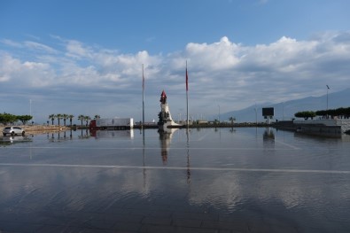 İskenderun'da Anıt Meydanı Ve Caddeler Sular Altında Kaldı