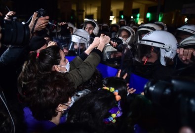 İstiklal Caddesi'nde İzinsiz Yürüyüş Yapmak İsteyen Kadınlara Polis Engeli