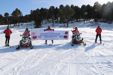 JAK Timleri Kadınlar İçin Kayaklı Gösteri Yaptı