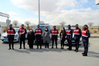 Kadın Jandarmalardan Yolculuk Yapan Kadınlara 'Karanfilli' Sürpriz