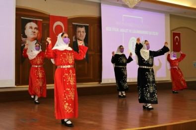 Kadın Müdürlerden 8 Mart'a Özel Halk Oyunları Gösterisi