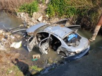 Minibüsle Çarpışan Otomobil Dereye Uçtu Açıklaması 3 Ölü, 2 Yaralı