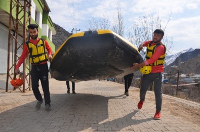 Sporcular 8 Mart Dünya Kadınlar Gününde Rafting Yapıp Pankart Açtı