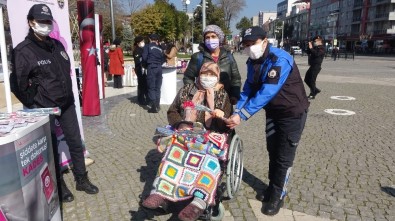 Uşak'ta Polis Ve Jandarmadan Kadınlara Karanfilli Kutlama