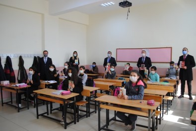 Başkan Gök'den Öğrencilere Kitap Desteği